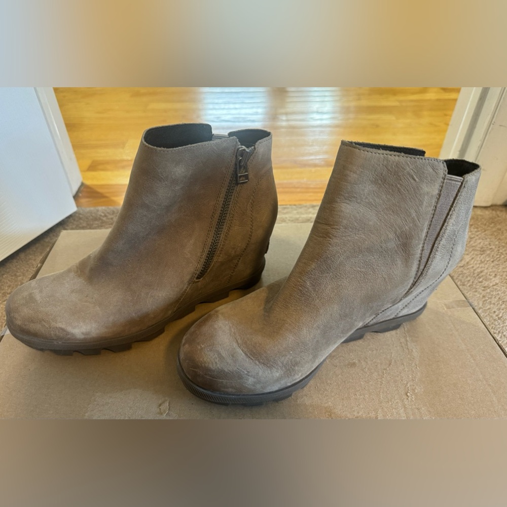 Sorel wedge upper leather Joan Of Arctic in brown. Worn once.